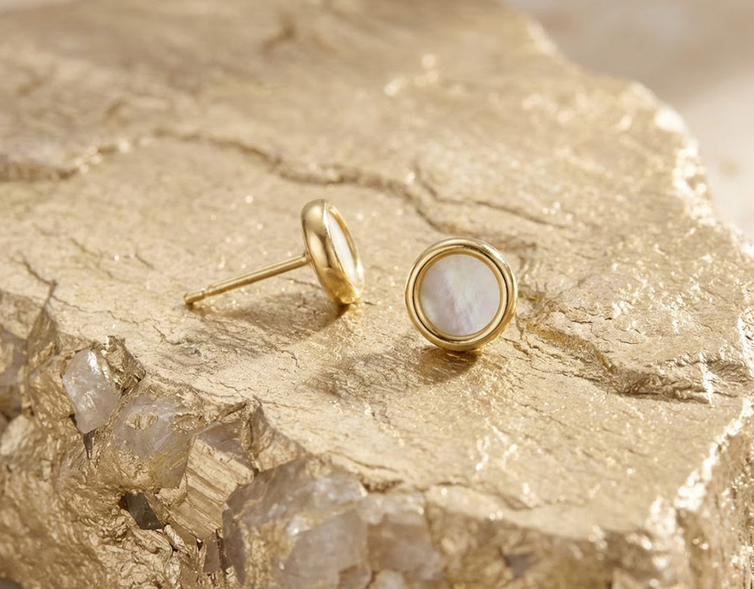 Set of gold pearl earrings